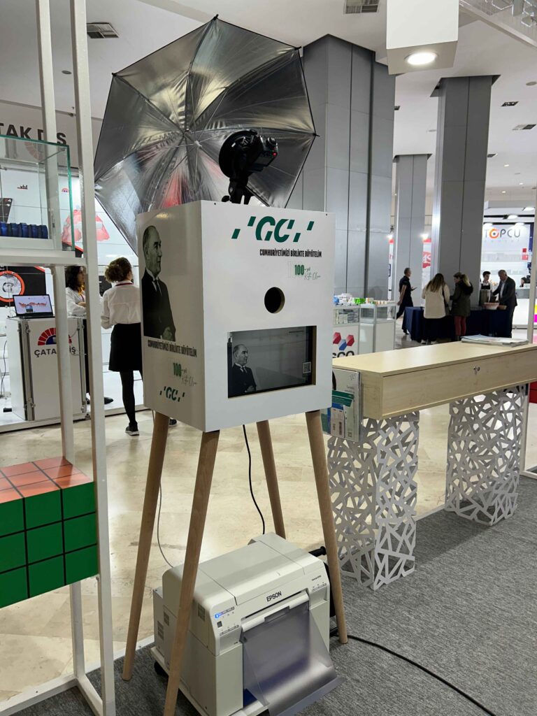 VL Medya’nın Büyülü Yılbaşı Etkinliği: Mirror Booth Deneyimi ile Unutulmaz Anlar